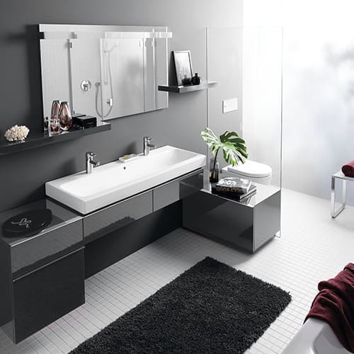 Bild eines Badezimmers mit Dusche